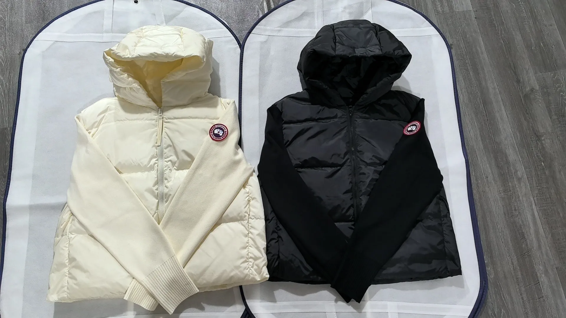 P820 ​​Big Goose 90 down knitted splicing stand collar Snow White 2nd generation down jacket Canada Goose Canada Goose 6507w HyBridge series FW24 windproof and waterproof splicing stand collar long sleeve wool short down jacket for women Knitted splicing thin down jacket! At this time of year, several sweaters with down are released. In fact, the evergreen style of sweaters and down is a basic style. It can be worn alone or layered, which will give it a more layered look!!! The front is down, and the back and two sleeves are made of wool blended fabrics. The soft and delicate knitted feel is not irritating at all! The texture is amazing, the velvet is large, delicate and stemless, and full of fluffiness! The filling is sufficient, and the thermal performance is second to none!!! It is windproof and warm, eliminating any possibility of velvet running. It feels silky and smooth, and the stiffness is also very good. The upper body will not look bloated, and the evergreen style with spliced ​​design! Color: Cotton straw white, black Size: S, M, L,